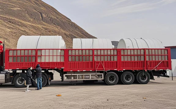 阿克塞塑料桶装车完毕准备运输中