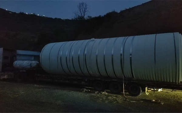 阿克塞圆桶运输途中