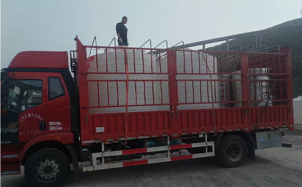 阿克塞立式运输桶安排发货现场